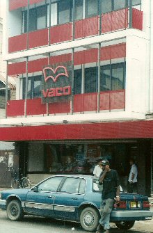 Boekhandel Vaco aan de Domineestraat in Paramaribo. Voor de gemiddelde Surinaamse lezer is het boek in boekhandels te duur.