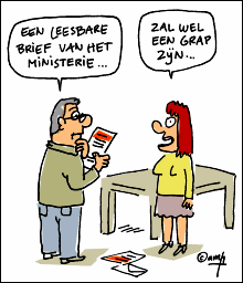 Cartoon van Camp. Een man heeft een brief ontvangen die hij aan het lezen is. Hij zegt tegen een/zijn vrouw: 'Een leesbare brief van het ministerie...'. De vrouw zegt: 'Zal wel een grap zijn...'