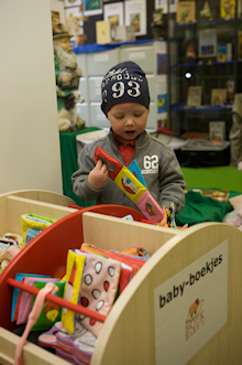 Een babyhoek groeit vaak uit tot het meest aantrekkelijke plekje van de bibliotheek.