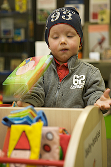 Simon (2 jaar) zoekt een boekje voor zijn broertje Kasper