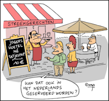 Cartoon: we zien een terras met een zonnescherm waarop 'streekgerechten' staat; een ober staat naast een bord met het opschrift 'jogers koetel mé tatjespap 10 euro'; twee toeristen, een man en een vrouw, kijken naar het bord; de man zegt: 'kan dat ook in het Nederlands geserveerd worden?'