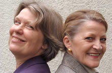 Foto van Marinel Gerritsen en Marie-Thérèse Claes met de ruggen tegen elkaar